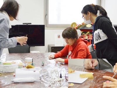 2019年2月の美会は、レジンでペンダントトップ作りをしました。